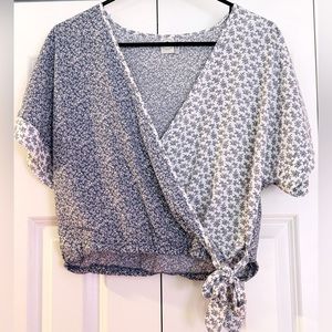 Paper Crane Women's Blue/White Floral Colorblock Tie-Front Crop Top